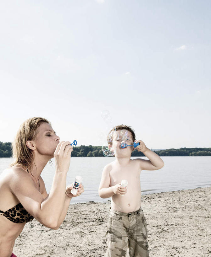 西方人,儿童,中年人,两个人,家庭,母亲,儿子,站,笑,微笑,露齿笑,竖图,室外,白天,正面,泳装,比基尼,游戏,纯洁,河流,山,山脉,水,植物,玩具,欧洲,欧洲人,握,阴影,光线,影子,河水,山峰,水流,云,云朵,山峦,拿,玩,云彩,拿着,注视,娱乐,裸露,树,树木,小孩,蓝色,绿色,白云,蓝天,天空,阳光,自然,泡泡,群山,天,观察,看,站着,休闲,温暖,温馨,母子,一家人,可爱,母爱,童年,童趣,益智,握着,生长,晴朗,成长,观看,活动,和睦,察看,发泄,关注,消遣,智力,裸,泡泡机,童真,烂漫,无邪,宣泄,天真,男孩,女人,女性,中年女性,白种人,孩子,晴空,玩耍,嬉戏,站立,半身,彩图,三点式,泳衣,融洽,男生