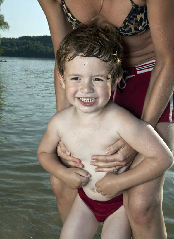 西方人,儿童,中年人,两个人,家庭,母亲,儿子,站,抱,笑,微笑,露齿笑,竖图,室外,白天,正面,泳装,比基尼,纯洁,河流,山,山脉,水,植物,欧洲,欧洲人,弯腰,阴影,光线,影子,河水,山峰,水流,云,云朵,山峦,云彩,注视,裸露,树,树木,小孩,蓝色,绿色,白云,蓝天,天空,阳光,自然,群山,天,观察,看,靠,靠着,站着,温暖,温馨,母子,一家人,可爱,母爱,童年,童趣,生长,晴朗,成长,抱着,观看,和睦,察看,搂着,关注,裸,童真,烂漫,无邪,弯身,天真,男孩,女人,女性,中年女性,白种人,孩子,晴空,搂,搂抱,站立,半身,彩图,三点式,泳衣,融洽,男生