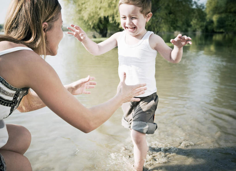 西方人,儿童,中年人,两个人,家庭,母亲,儿子,站,蹲,伸展双臂,笑,微笑,露齿笑,横图,室外,白天,正面,纯洁,河流,水,植物,吊带,欧洲,欧洲人,阴影,服装,光线,影子,河水,水流,吊带衫,树,树木,小孩,衣服,绿色,阳光,自然,站着,温暖,温馨,母子,一家人,可爱,母爱,童年,童趣,服饰,生长,成长,和睦,衣着,穿着,童真,烂漫,无邪,衣饰,天真,男孩,女人,女性,中年女性,白种人,孩子,敞开双臂,蹲着,伸开双臂,展开双肩,站立,张开手臂,张开双臂,半身,彩图,融洽,男生
