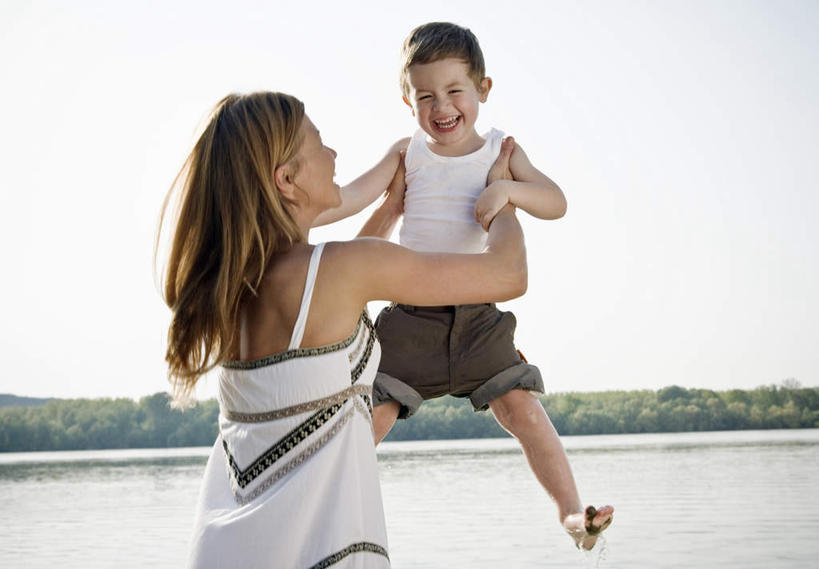 西方人,儿童,中年人,背部,两个人,家庭,母亲,儿子,站,举,抱,笑,微笑,露齿笑,横图,室外,白天,正面,纯洁,河流,山,山脉,水,植物,吊带,欧洲,欧洲人,阴影,服装,光线,影子,河水,山峰,水流,云,云朵,山峦,云彩,注视,吊带衫,树,树木,小孩,衣服,蓝色,绿色,白云,蓝天,天空,阳光,自然,群山,天,观察,看,托,站着,温暖,温馨,母子,一家人,可爱,母爱,童年,童趣,服饰,生长,晴朗,成长,抱着,观看,张开双腿,和睦,察看,搂着,衣着,穿着,关注,童真,烂漫,无邪,衣饰,展开双腿,天真,男孩,女人,女性,中年女性,白种人,孩子,晴空,怀抱,举起,举手,举着,搂,搂抱,相抱,向上举,向上伸,向上托,拥抱,站立,半身,彩图,融洽,男生,伸展双腿