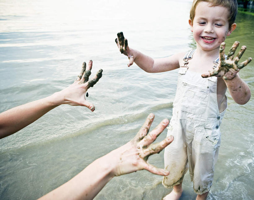 西方人,儿童,中年人,两个人,家庭,母亲,儿子,站,蹲,伸展双臂,笑,微笑,露齿笑,横图,室外,白天,正面,纯洁,海浪,海洋,沙滩,欧洲,欧洲人,服装,沙子,海岸,浪花,沙地,注视,休闲装,小孩,衣服,海水,观察,看,站着,休闲,温暖,温馨,母子,一家人,休闲服,可爱,母爱,童年,童趣,服饰,观看,和睦,察看,张开五指,关注,海景,童真,烂漫,无邪,天真,男孩,女人,女性,中年女性,白种人,孩子,大海,风浪,海,海水的波动,海滩,近岸浪,涌浪,敞开双臂,蹲着,伸开双臂,展开双肩,站立,张开手臂,张开双臂,半身,彩图,五指张开,融洽,男生