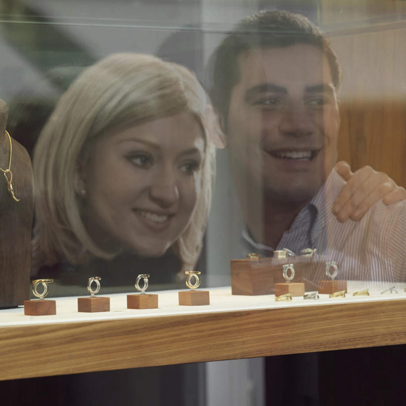 西方人,两个人,商店,站,笑,微笑,露齿笑,方图,室外,白天,正面,爱情,购物,消费,窗户,落地窗,超市,橱窗,商场,欧洲,欧洲人,服装,浪漫,注视,休闲装,玻璃窗,装饰品,衣服,戒指,饰品,首饰,观察,看,站着,休闲,温暖,温馨,休闲服,恩爱,金融,恋人,百货,服饰,观看,信物,和睦,察看,权利,关注,选购,贸易,百货公司,玻璃橱窗,血拼,手饰,男人,男性,年轻男性,年轻女性,女人,女性,白种人,情侣,站立,半身,彩图,购物商场,购物中心,商业中心,伴侣,融洽