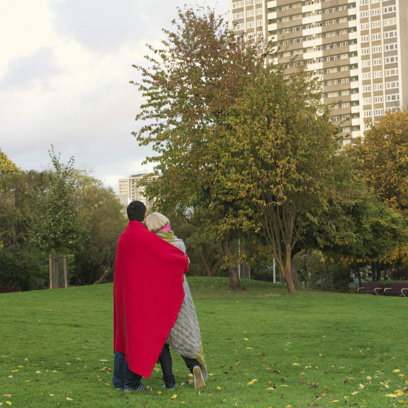 西方人,两个人,高楼大厦,站,方图,室外,白天,爱情,草地,草坪,树林,植物,大厦,建筑,摩天大楼,纺织品,欧洲,欧洲人,装饰,毛毯,毯子,云,云朵,浪漫,云彩,注视,草,树,树木,纺织,背面,红色,蓝色,绿色,白云,蓝天,天空,自然,垫子,楼宇,天,观察,看,靠,靠着,站着,温暖,温馨,恩爱,恋人,生长,晴朗,成长,观看,华丽,修饰,点缀,和睦,察看,关注,衬托,美观,雅致,雅观,男人,男性,年轻男性,年轻女性,女人,女性,白种人,情侣,晴空,站立,彩图,全身,大楼,高层建筑,高楼,摩天楼,伴侣,融洽