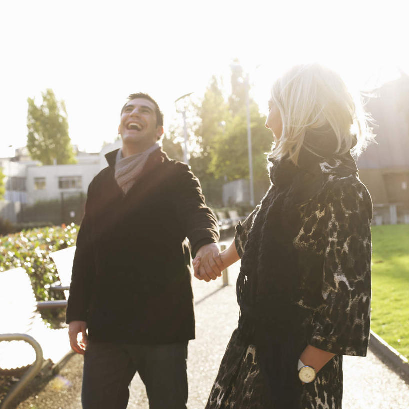 西方人,两个人,站,握手,笑,微笑,露齿笑,方图,室外,白天,正面,爱情,草地,草坪,树林,植物,欧洲,欧洲人,牵,阴影,服装,光线,影子,浪漫,注视,休闲装,草,树,树木,衣服,绿色,阳光,自然,观察,看,站着,休闲,温暖,温馨,休闲服,恩爱,恋人,服饰,生长,成长,观看,牵着,和睦,察看,关注,男人,男性,年轻男性,年轻女性,女人,女性,白种人,情侣,搀手,拉手,手拉手,手握手,站立,半身,彩图,伴侣,融洽