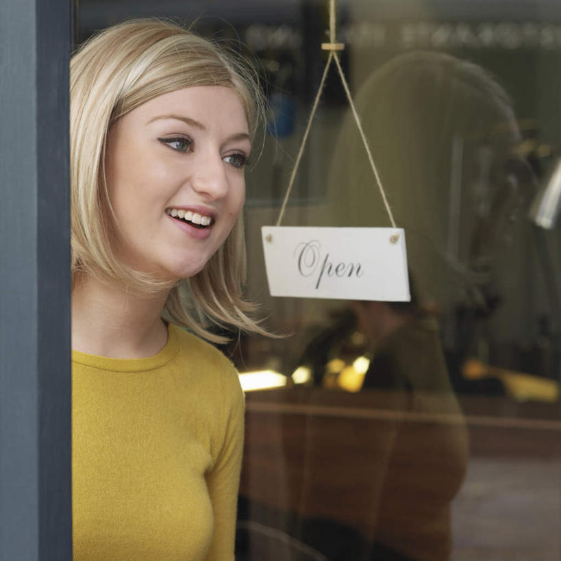 西方人,一个人,商店,站,笑,微笑,露齿笑,方图,室外,白天,正面,购物,消费,门,超市,商场,指示牌,欧洲,欧洲人,仅一个年轻女性,仅一个女性,仅一个人,服装,标志,文字,注视,休闲装,标识,衣服,门框,观察,看,站着,休闲,休闲服,金融,百货,服饰,观看,察看,关注,选购,贸易,百货公司,血拼,年轻女性,女人,女性,白种人,站立,半身,彩图,购物商场,购物中心,商业中心