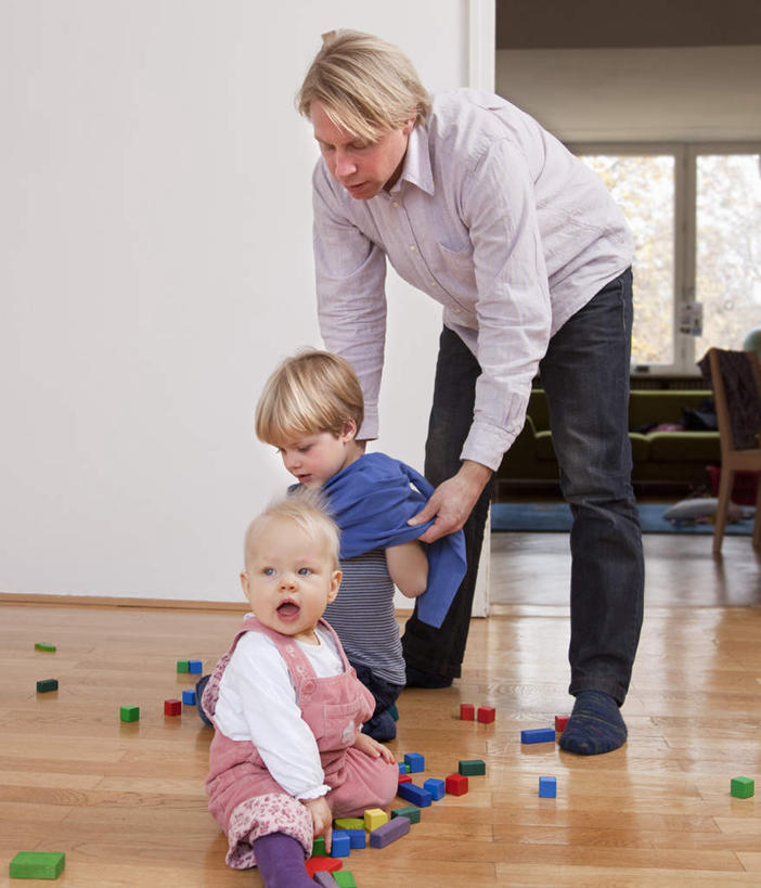 西方人,婴儿,儿童,中年人,三个人,家庭,父亲,儿子,站,坐,竖图,室内,白天,正面,游戏,纯洁,智慧,地板,门,玩具,欧洲,欧洲人,弯腰,服装,墙,地面,玩,注视,休闲装,娱乐,木地板,墙壁,墙面,小孩,衣服,门框,扶,观察,看,站着,休闲,温暖,温馨,父子,一家人,休闲服,积木,父爱,可爱,益智,服饰,活泼,观看,活动,和睦,察看,扶着,思维,发泄,关注,消遣,智力,宝宝,想象,纯真,烂漫,无邪,宣泄,弯身,伶俐,天真,男孩,男人,男性,中年男性,白种人,孩子,玩耍,嬉戏,站立,坐着,彩图,全身,融洽,男生