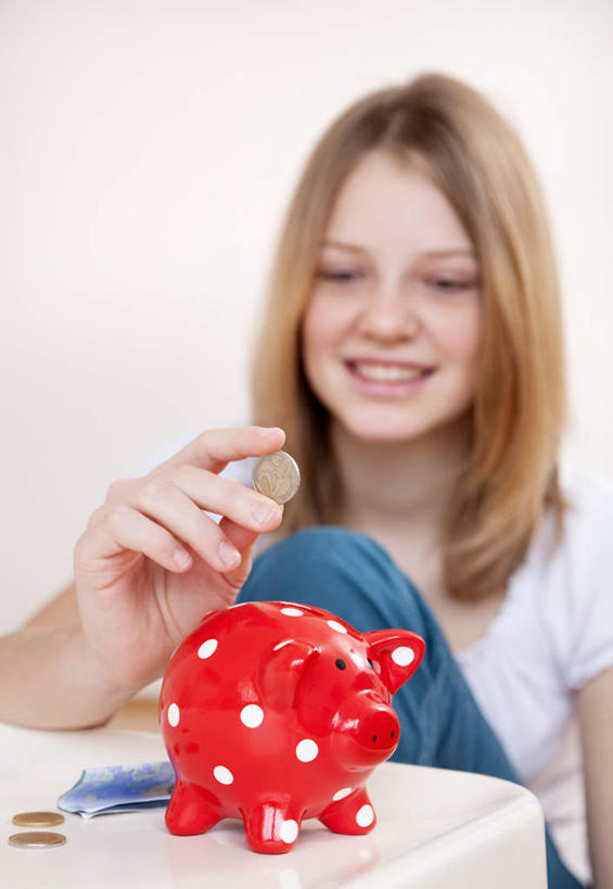 西方人,儿童,一个人,坐,笑,微笑,露齿笑,竖图,室内,白天,正面,纯洁,钱,美元,桌面,桌子,欧洲,欧洲人,仅一个女性,仅一个人,服装,木制,钱币,墙,美金,注视,休闲装,墙壁,墙面,小孩,衣服,木制品,容器,观察,看,仅一个小孩,休闲,休闲服,储蓄罐,器皿,可爱,童年,童趣,储蓄,存钱,金融,理财,服饰,经济,观看,察看,资金,存钱罐,关注,美圆,存款,流通,贸易,童真,烂漫,无邪,贮钱罐,储钱罐,扑满,天真,货币,现金,硬币,女孩,女人,女性,白种人,孩子,坐着,半身,彩图,女生