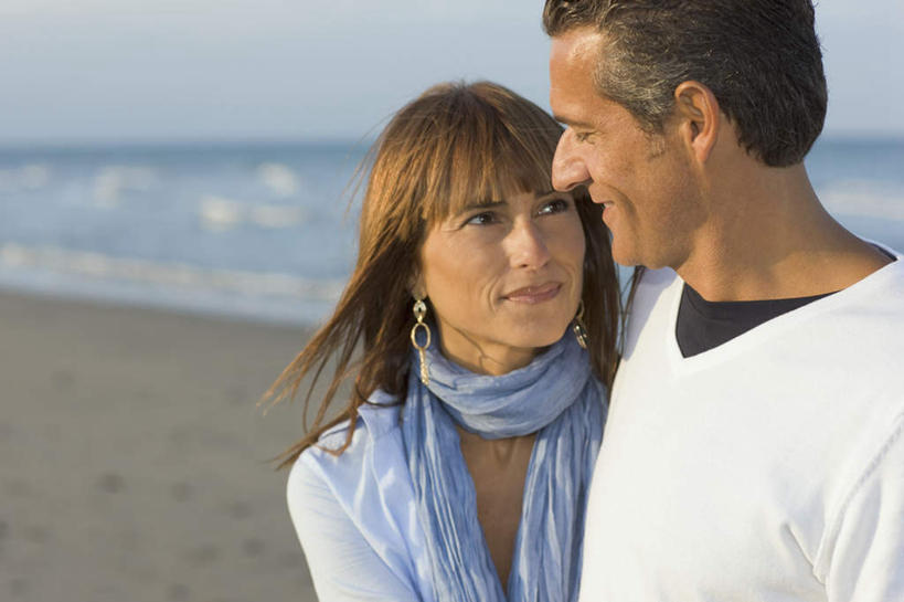 西方人,中年人,两个人,家庭,夫妻,站,笑,微笑,横图,室外,白天,正面,爱情,海浪,海洋,沙滩,欧洲,欧洲人,阴影,服装,朦胧,模糊,装饰,光线,沙子,影子,海岸,浪花,水平线,辽阔,海平线,沙地,浪漫,注视,休闲装,衣服,蓝色,蓝天,天空,阳光,海水,围巾,天,观察,看,靠,靠着,站着,休闲,广阔,温暖,温馨,一家人,休闲服,恩爱,恋人,服饰,晴朗,围脖,观看,保暖,一望无际,华丽,点缀,和睦,察看,御寒,关注,海景,万里无云,衬托,美观,雅致,雅观,无边无际,一马平川,男人,男性,女人,女性,中年男性,中年女性,白种人,夫妇,情侣,大海,风浪,海,海水的波动,海滩,近岸浪,涌浪,晴空,晴空万里,站立,半身,彩图,伴侣,融洽,水天相接,水天一线