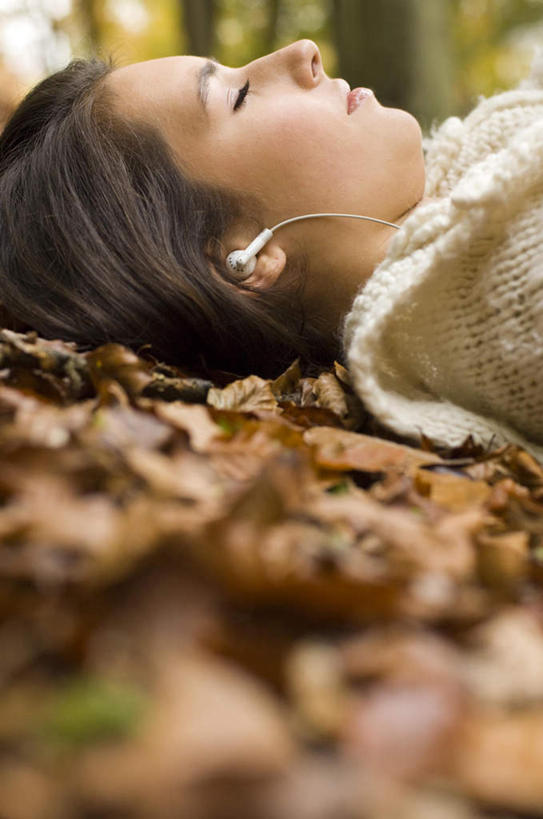 西方人,一个人,躺,闭眼,竖图,室外,白天,侧面,快乐,满意,幸福,植物,叶子,欧洲,欧洲人,仅一个年轻女性,仅一个女性,仅一个人,服装,朦胧,模糊,枯叶,落叶,音响,音乐,听,休闲装,娱乐,树,树木,衣服,绿色,自然,耳机,享受,休闲,休闲服,放松,服饰,生长,成长,舒适,享乐,卧着,年轻女性,女人,女性,白种人,叶,叶片,闭眼睛,闭着眼,闭着眼睛,躺着,卧,半身,彩图