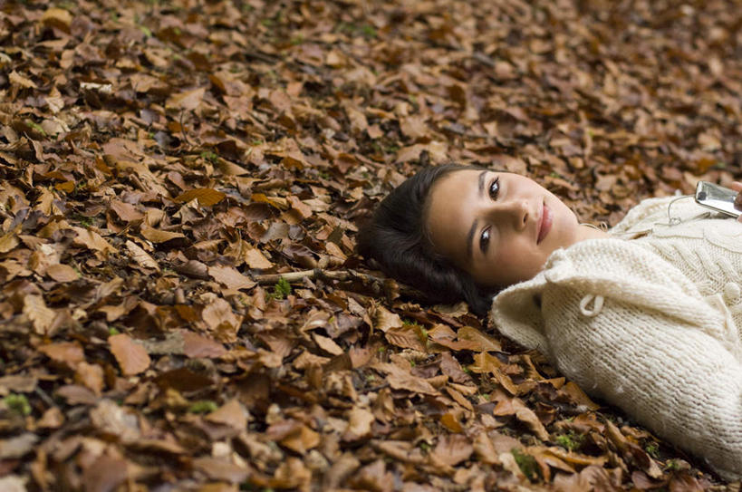 西方人,一个人,躺,笑,微笑,横图,俯视,室外,白天,快乐,满意,幸福,叶子,欧洲,欧洲人,仅一个年轻女性,仅一个女性,仅一个人,服装,枯叶,落叶,音响,音乐,听,注视,休闲装,娱乐,衣服,耳机,观察,看,享受,休闲,休闲服,放松,服饰,观看,察看,舒适,享乐,关注,卧着,年轻女性,女人,女性,白种人,叶,叶片,躺着,卧,半身,彩图,高角度拍摄