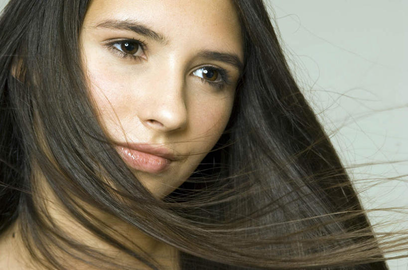 西方人,脸,头,脸颊,一个人,横图,室内,特写,白天,正面,欧洲,欧洲人,仅一个年轻女性,仅一个女性,仅一个人,灰色背景,飘扬,注视,黑色,观察,看,摄影,影棚,观看,飘逸,察看,关注,飞扬,年轻女性,女人,女性,白种人,头部,长发,直发,脸部,脸蛋,面部,半身,彩图,影棚拍摄,拍摄