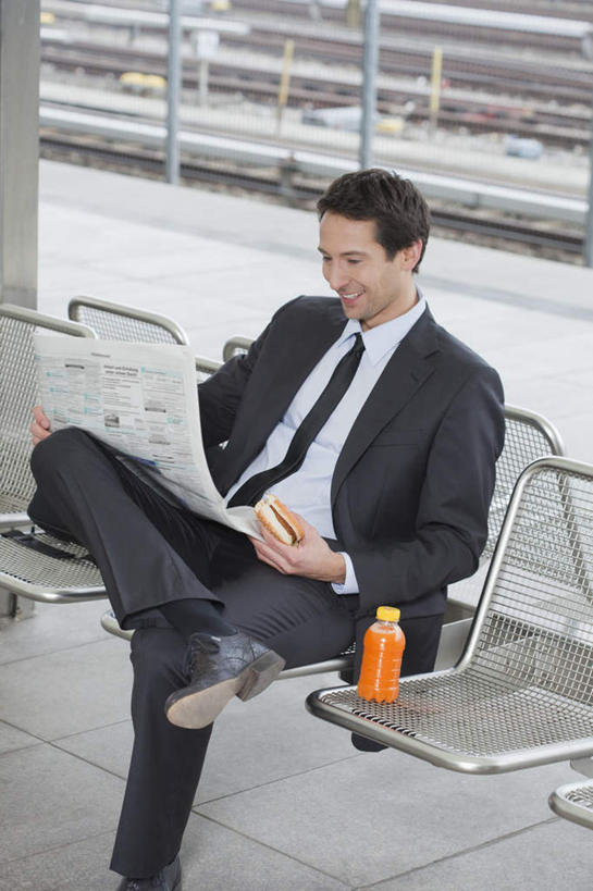 西方人,一个人,商务人士,商务男性,坐,竖图,俯视,室外,白天,衬衫,烹饪,西餐,餐桌,桌子,车站,报纸,椅子,欧洲,欧洲人,仅一个男性,仅一个人,仅一个中年男性,握,套装,信息,汉堡,料理,食品,领带,站台,二郎腿,拿,拿着,注视,菜肴,美食,月台,食物,瓶子,塑料制品,快餐,观察,看,塑料瓶,西式,握着,佳肴,餐台,观看,新闻,察看,象征,庄重,关注,商务装,身份,工薪阶层,西式快餐,垃圾食品,正式,地位,男人,男性,中年男性,白种人,白领,上班族,坐着,半身,彩图,高角度拍摄,衬衣,报刊