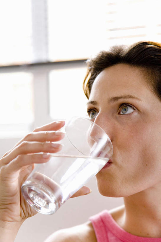 西方人,一个人,竖图,室内,白天,正面,水,窗户,杯子,欧洲,欧洲人,仅一个女性,仅一个人,喝,握,液体,拿,拿着,注视,饮用水,玻璃窗,玻璃制品,水杯,矿泉水,观察,看,仅一个中年女性,握着,观看,察看,关注,蒸馏水,女人,女性,中年女性,白种人,玻璃杯,半身,彩图