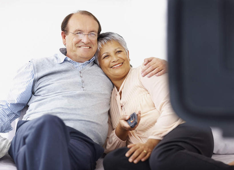 西方人,中年人,两个人,家庭,夫妻,客厅,坐,抱,笑,微笑,露齿笑,横图,室内,白天,正面,爱情,沙发,电视,欧洲,欧洲人,握,服装,朦胧,模糊,眼镜,墙,浪漫,拿,拿着,注视,休闲装,墙壁,墙面,衣服,遥控器,观察,看,靠,靠着,休闲,温暖,温馨,一家人,休闲服,恩爱,握着,恋人,服饰,抱着,观看,老花镜,和睦,察看,起居室,搂着,关注,彩电,布艺沙发,彩色电视机,显像管屏,显像管屏幕,客堂,远视眼镜,男人,男性,女人,女性,中年男性,中年女性,白种人,夫妇,情侣,电视机,搂,搂抱,坐着,半身,彩图,伴侣,融洽