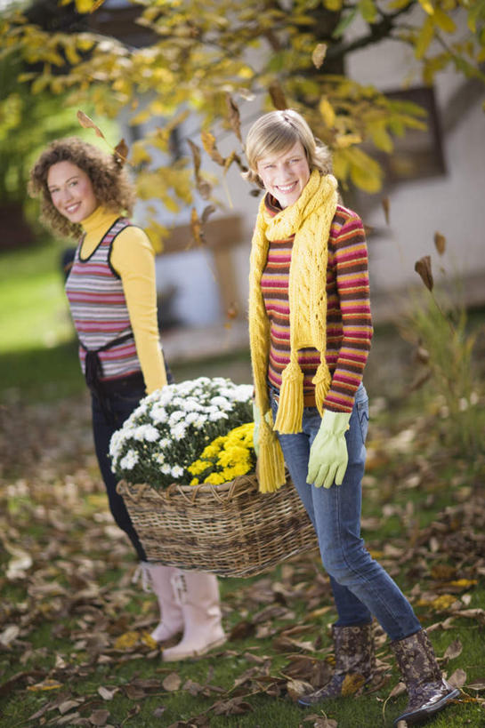 西方人,两个人,伙伴,朋友,家,站,笑,交叉,微笑,露齿笑,竖图,室外,白天,正面,友谊,草地,草坪,树林,植物,竹子,欧洲,欧洲人,握,竹制,服装,装饰,盛开,编织,篮子,房屋,屋子,拿,花蕾,拿着,注视,休闲装,楼房,住宅,草,花,花瓣,花朵,鲜花,树,树木,衣服,绿色,自然,手套,围巾,竹篮,花苞,花蕊,观察,看,站着,休闲,温暖,休闲服,握着,服饰,生长,成长,围脖,观看,竹条,保暖,华丽,交织,点缀,察看,竹制品,御寒,关注,衬托,美观,雅致,雅观,穿插,友情,年轻女性,女人,女性,白种人,站立,彩图,全身,房子