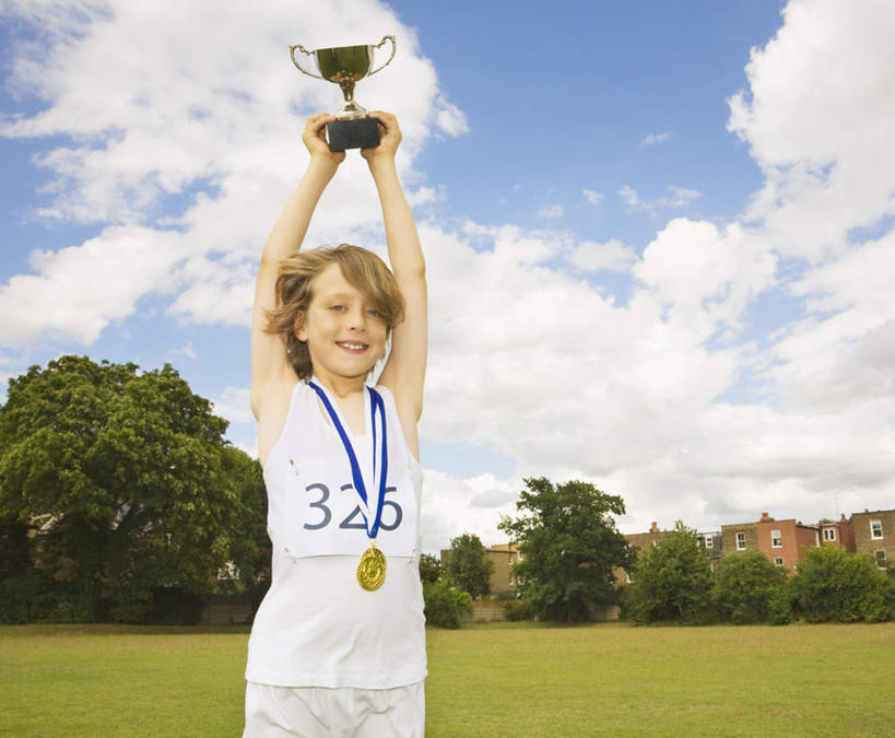西方人,儿童,一个人,站,举,横图,室外,白天,正面,运动服,纯洁,成功,胜利,草地,草坪,树林,植物,欧洲,欧洲人,仅一个女性,仅一个人,握,服装,标志,数字,文字,字符,云,云朵,拿,云彩,拿着,注视,标识,草,树,树木,小孩,衣服,蓝色,绿色,白云,蓝天,天空,自然,天,观察,看,托,站着,仅一个小孩,光彩,可爱,童年,童趣,握着,阿拉伯数字,服饰,生长,晴朗,成长,观看,察看,衣着,穿着,关注,奖牌,金牌,荣誉,奖品,童真,烂漫,无邪,荣耀,衣饰,光荣,天真,女孩,女人,女性,白种人,孩子,晴空,举起,举手,举着,向上举,向上伸,向上托,站立,半身,彩图,奖杯,女生,运动装