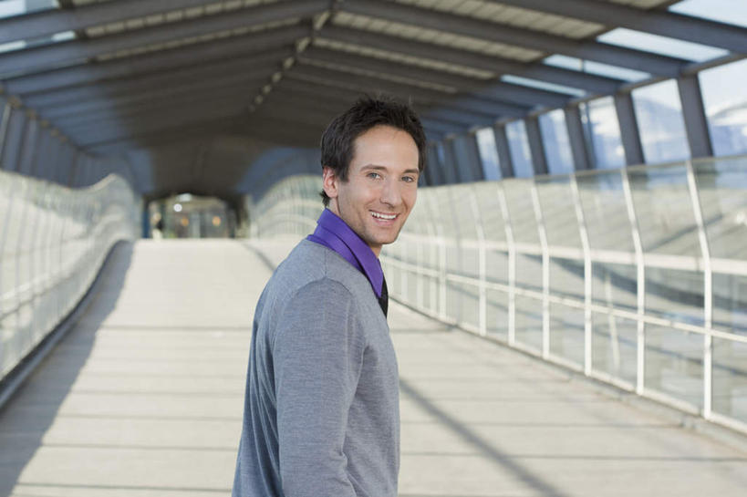 西方人,一个人,站,笑,微笑,露齿笑,横图,室内,白天,侧面,窗户,落地窗,欧洲,欧洲人,仅一个男性,仅一个人,仅一个中年男性,阴影,服装,反射,影子,走道,走廊,过道,扭头,注视,休闲装,玻璃窗,衣服,观察,看,站着,转头,休闲,休闲服,服饰,观看,察看,关注,男人,男性,中年男性,白种人,站立,半身,彩图