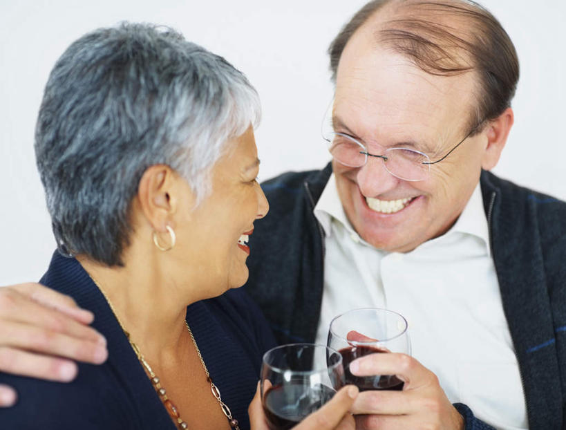 葡萄酒,西方人,中年人,两个人,家庭,夫妻,站,笑,微笑,露齿笑,横图,室内,白天,正面,西装,爱情,杯子,欧洲,非洲,黑人,欧洲人,握,套装,正装,庆祝,高脚杯,眼镜,墙,红酒杯,酒类,浪漫,拿,拿着,注视,职业装,墙壁,墙面,玻璃制品,酒,饮料,酒杯,干杯,观察,看,碰杯,站着,温暖,温馨,一家人,恩爱,交际,友好,握着,恋人,观看,老花镜,庆贺,和睦,察看,葡萄酒杯,关注,礼仪,敬酒,劝酒,远视眼镜,男人,男性,女人,女性,中年男性,中年女性,白种人,非洲人,夫妇,情侣,玻璃杯,站立,半身,彩图,伴侣,融洽