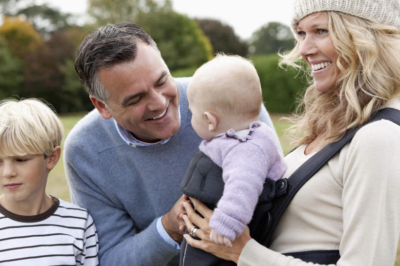 西方人,婴儿,儿童,中年人,背,四个人,家庭,夫妻,母亲,父亲,儿子,站,笑,微笑,露齿笑,横图,室外,白天,正面,爱情,纯洁,草地,草坪,树林,植物,帽子,欧洲,欧洲人,弯腰,服装,朦胧,模糊,浪漫,注视,休闲装,草,树,树木,小孩,衣服,绿色,自然,背着,观察,看,站着,休闲,温暖,温馨,父子,母子,一家人,休闲服,恩爱,父爱,可爱,母爱,童年,童趣,恋人,服饰,活泼,生长,成长,观看,和睦,察看,关注,宝宝,童真,纯真,烂漫,无邪,弯身,棉帽,背负,伶俐,天真,男孩,男人,男性,女人,女性,中年男性,中年女性,白种人,孩子,夫妇,情侣,站立,半身,彩图,伴侣,融洽,男生