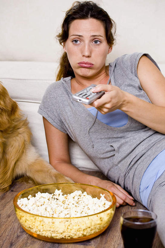 点心,葡萄酒,西方人,一个人,客厅,坐,竖图,室内,白天,正面,地板,杯子,玻璃,欧洲,欧洲人,仅一个年轻女性,仅一个女性,仅一个人,一堆,许多,握,堆叠,堆积,服装,高脚杯,食品,红酒杯,地面,酒类,很多,拿,拿着,注视,休闲装,木地板,玻璃制品,酒,食物,饮料,衣服,酒杯,容器,碗,遥控器,零食,观察,看,靠,靠着,休闲,休闲服,爆米花,握着,服饰,观看,储藏,堆,察看,起居室,葡萄酒杯,储存,关注,垃圾食品,膨化食品,零嘴,客堂,年轻女性,女人,女性,白种人,玻璃杯,坐着,半身,彩图,贮存