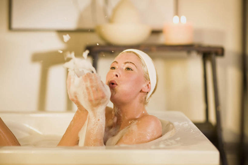 西方人,一个人,坐,横图,室内,白天,侧面,绘画,卫生间,浴室,桌面,桌子,蜡烛,欧洲,欧洲人,仅一个女性,仅一个人,握,阴影,艺术,装饰,光线,木制,火焰,泡沫,束发带,影子,烛光,墙,燃烧,拿,拿着,注视,文化,裸露,壁画,墙壁,墙面,木制品,浴缸,吹,点燃,观察,看,仅一个中年女性,握着,观看,华丽,修饰,点缀,察看,关注,挂画,裸,卫浴设备,衬托,美观,雅致,雅观,水管装置,女人,女性,中年女性,白种人,淋浴房,画画,坐着,半身,彩图,冲凉房,沐浴间,沐浴室