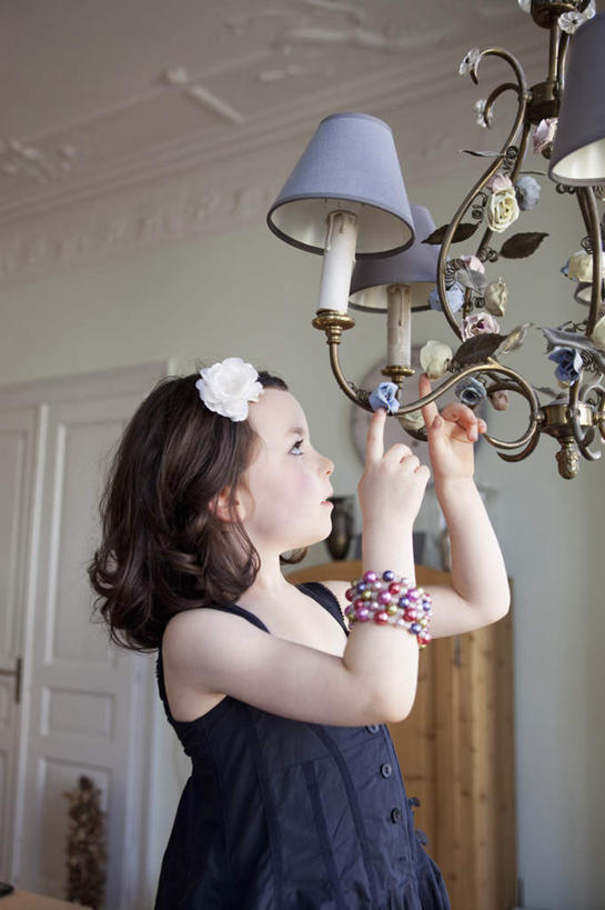 西方人,儿童,一个人,站,竖图,室内,白天,侧面,裙子,纯洁,门,照明,欧洲,欧洲人,仅一个女性,仅一个人,握,连衣裙,盛开,墙,灯光,拿,花蕾,拿着,注视,吊灯,墙壁,墙面,灯,花,花瓣,花朵,鲜花,小孩,灯具,门框,花苞,花蕊,观察,看,站着,仅一个小孩,可爱,童年,童趣,握着,观看,吊带裙,照亮,察看,照明设备,关注,童真,烂漫,无邪,天真,女孩,女人,女性,白种人,孩子,站立,半身,彩图,女生