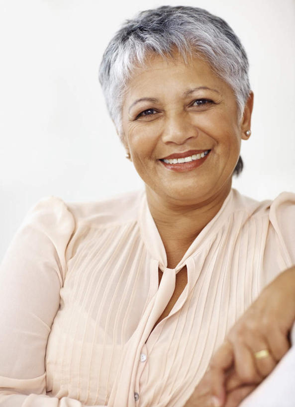 西方人,一个人,客厅,坐,笑,微笑,露齿笑,竖图,室内,白天,正面,沙发,欧洲,欧洲人,仅一个女性,仅一个人,服装,朦胧,模糊,注视,休闲装,衣服,观察,看,靠,靠着,休闲,休闲服,服饰,仅一个老年女性,观看,察看,起居室,关注,布艺沙发,客堂,老年女性,女人,女性,白种人,坐着,半身,彩图