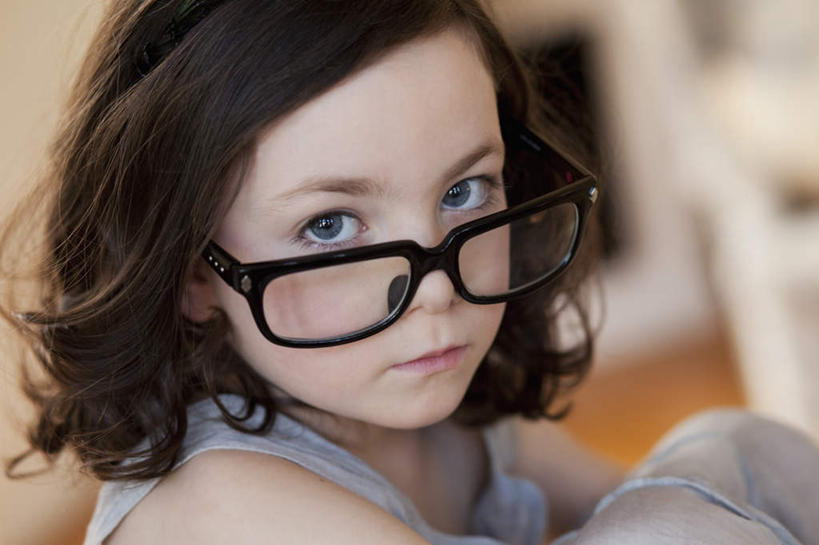 西方人,儿童,脸,头,脸颊,一个人,坐,横图,室内,特写,白天,侧面,纯洁,地板,欧洲,欧洲人,仅一个女性,仅一个人,服装,朦胧,模糊,眼镜,棕色,地面,注视,休闲装,肩膀,木地板,小孩,衣服,观察,看,仅一个小孩,休闲,休闲服,可爱,童年,童趣,服饰,观看,察看,关注,近视眼镜,童真,烂漫,无邪,天真,女孩,女人,女性,白种人,孩子,头部,卷发,脸部,脸蛋,面部,坐着,半身,彩图,短发,女生