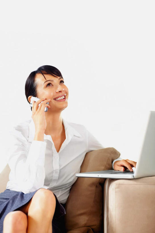 西方人,一个人,商务人士,商务女性,坐,笑,打电话,微笑,露齿笑,竖图,室内,白天,正面,电脑,笔记本电脑,沙发,电话,手机,欧洲,欧洲人,仅一个年轻女性,仅一个女性,仅一个人,敲打,握,套装,网络,墙,拿,拿着,注视,输入,通讯设备,墙壁,墙面,打字,观察,看,握着,观看,点击,敲击,察看,无线,关注,通信设备,商务装,无线网络,布艺沙发,无线上网,便携式电脑,工薪阶层,交流,按键,手提电脑,年轻女性,女人,女性,白种人,白领,上班族,沟通,通话,坐着,半身,彩图