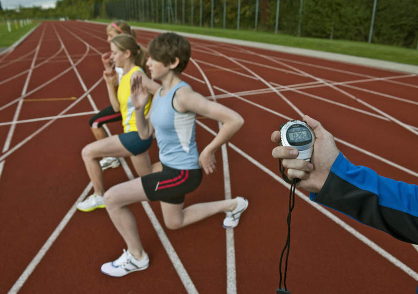 西方人,四个人,运动员,体育馆,运动场,站,蹲,横图,室外,白天,侧面,运动服,植物,计时器,欧洲,欧洲人,握,服装,时间,跑道,拿,计时,拿着,注视,体育场,秒表,树,树木,衣服,绿色,自然,观察,看,站着,教练,握着,服饰,田径场,生长,成长,观看,定时器,察看,准确,衣着,穿着,关注,精准,塑胶跑道,运动馆,衣饰,男人,男性,年轻男性,年轻女性,女人,女性,白种人,体育运动员,运动选手,蹲着,站立,半身,彩图,全天候田径运动跑道,运动装