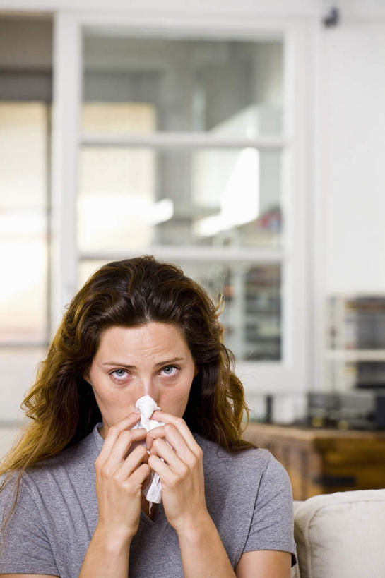 西方人,一个人,客厅,坐,竖图,室内,白天,正面,门,沙发,生活用品,欧洲,欧洲人,仅一个女性,仅一个人,擦,抚摸,握,服装,纸,拿,拿着,注视,休闲装,衣服,门框,纸巾,日用品,观察,看,仅一个中年女性,休闲,休闲服,擦拭,握着,服饰,卫生纸,观看,察看,起居室,关注,布艺沙发,客堂,生活用纸,揩擦,拭,女人,女性,中年女性,白种人,坐着,半身,彩图,轻抚