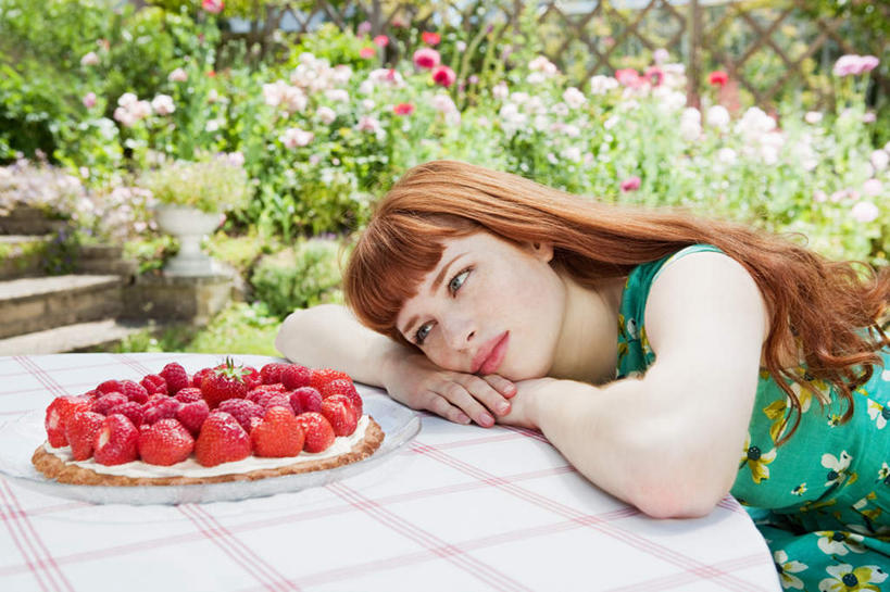 西方人,一个人,栏杆,坐,横图,室外,白天,侧面,裙子,餐桌,楼梯,桌子,桃子,餐具,水果,欧洲,欧洲人,仅一个年轻女性,仅一个女性,仅一个人,连衣裙,新鲜,盛开,碟子,盘,栅栏,阶梯,篱笆,围栏,生食,食品,果实,油桃,花蕾,注视,护栏,台阶,花,花瓣,花朵,鲜花,食物,盘子,碟,花苞,花蕊,观察,看,趴着,有机食品,绿色食品,餐台,观看,察看,关注,肺果,李光桃,年轻女性,女人,女性,白种人,趴,坐着,半身,彩图