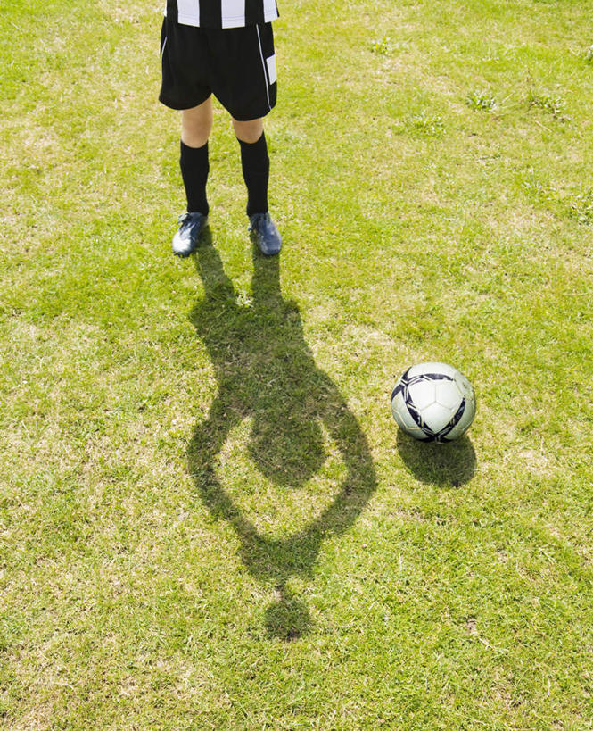 西方人,儿童,一个人,运动员,站,举,竖图,俯视,室外,白天,运动服,纯洁,成功,胜利,足球,草地,草坪,植物,欧洲,欧洲人,仅一个男性,仅一个人,握,阴影,服装,光线,影子,足球装备,拿,足球运动员,拿着,注视,运动器械,草,小孩,衣服,绿色,阳光,观察,看,托,站着,仅一个小孩,健身器械,光彩,可爱,童年,童趣,握着,服饰,观看,察看,衣着,穿着,关注,健身器材,荣誉,奖品,童真,烂漫,无邪,蹴鞠,荣耀,衣饰,光荣,天真,足球运动,男孩,男人,男性,白种人,孩子,体育运动员,运动选手,举起,举手,举着,向上举,向上伸,向上托,站立,半身,彩图,高角度拍摄,运动器材,奖杯,男生,运动装