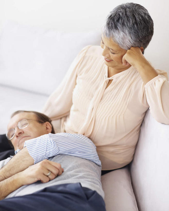 西方人,老年人,两个人,家庭,夫妻,客厅,坐,躺,闭眼,睡,竖图,俯视,室内,白天,爱情,沙发,欧洲,欧洲人,撑,服装,眼镜,浪漫,休闲装,衣服,休闲,温暖,温馨,一家人,休闲服,恩爱,恋人,服饰,老花镜,和睦,起居室,撑着,布艺沙发,客堂,远视眼镜,卧着,老年男性,老年女性,男人,男性,女人,女性,白种人,夫妇,情侣,闭眼睛,闭着眼,闭着眼睛,困,困觉,寝息,睡觉,躺着,卧,坐着,半身,彩图,高角度拍摄,伴侣,融洽