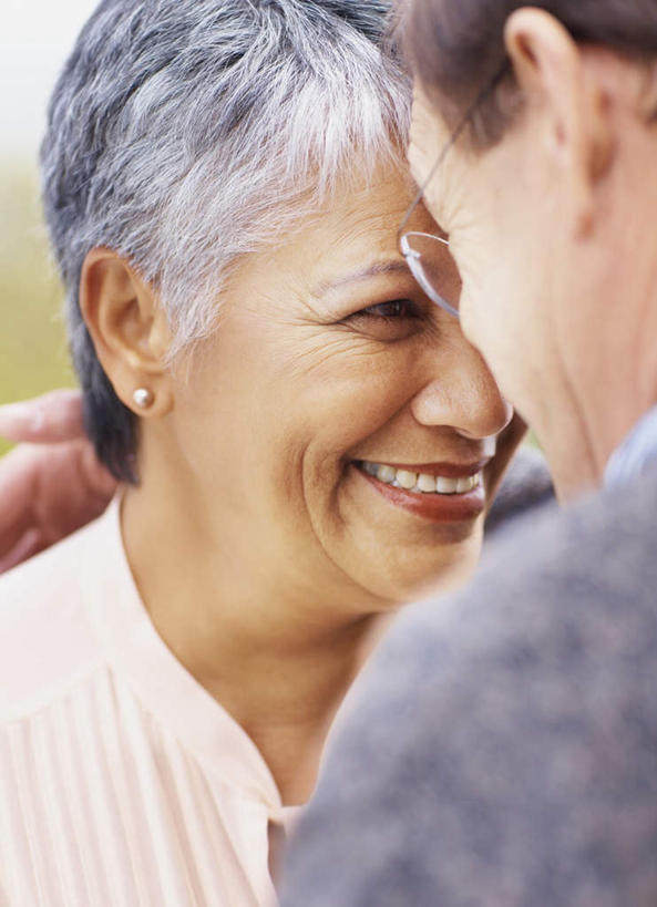 西方人,老年人,脸,头,脸颊,背部,两个人,家庭,夫妻,站,笑,微笑,露齿笑,竖图,室外,特写,白天,正面,爱情,欧洲,欧洲人,服装,朦胧,模糊,眼镜,浪漫,注视,休闲装,肩膀,衣服,观察,看,靠,靠着,站着,休闲,温暖,温馨,一家人,休闲服,恩爱,恋人,服饰,观看,老花镜,和睦,察看,关注,远视眼镜,老年男性,老年女性,男人,男性,女人,女性,白种人,头部,脸部,脸蛋,面部,夫妇,情侣,站立,半身,彩图,伴侣,融洽