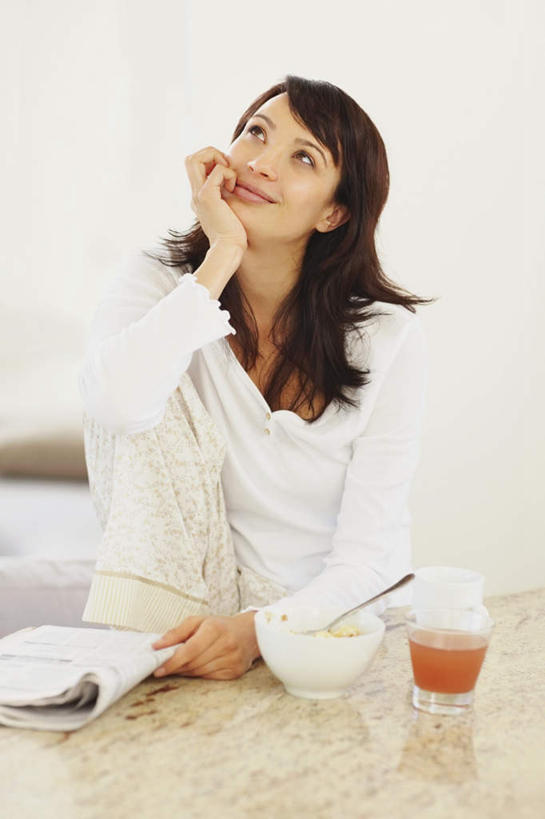 果汁,西方人,一个人,坐,笑,微笑,竖图,室内,白天,正面,桌面,桌子,杯子,书籍,椅子,欧洲,欧洲人,仅一个年轻女性,仅一个女性,仅一个人,撑,握,服装,木制,墙,饮品,拿,拿着,托腮,注视,休闲装,墙壁,墙面,玻璃制品,饮料,衣服,白色,木制品,水杯,观察,看,托,休闲,休闲服,握着,服饰,观看,察看,关注,可口,托下巴,适口,年轻女性,女人,女性,白种人,玻璃杯,书,图书,抬头,仰头,坐着,半身,彩图