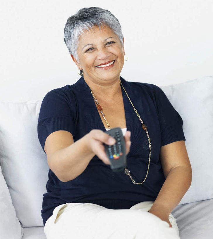 西方人,一个人,客厅,坐,笑,微笑,露齿笑,竖图,俯视,室外,白天,沙发,项链,欧洲,欧洲人,仅一个女性,仅一个人,一条,握,服装,拿,拿着,注视,休闲装,装饰品,一个,衣服,饰品,首饰,遥控器,观察,看,靠,靠着,休闲,休闲服,握着,服饰,仅一个老年女性,单个,观看,察看,起居室,关注,布艺沙发,客堂,老年女性,女人,女性,白种人,坐着,半身,彩图,高角度拍摄