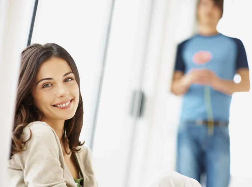 西方人,两个人,客厅,站,坐,笑,微笑,露齿笑,横图,室外,白天,正面,爱情,窗户,落地窗,沙发,欧洲,欧洲人,握,服装,朦胧,模糊,盛开,浪漫,拿,花蕾,拿着,扭头,注视,休闲装,玻璃窗,花,花瓣,花朵,鲜花,一朵,衣服,粉色,花苞,花蕊,观察,看,站着,转头,休闲,温暖,温馨,休闲服,恩爱,握着,恋人,服饰,观看,和睦,察看,起居室,关注,布艺沙发,客堂,男人,男性,年轻男性,年轻女性,女人,女性,白种人,情侣,站立,坐着,半身,彩图,伴侣,融洽