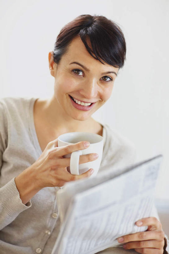 西方人,一个人,坐,笑,微笑,露齿笑,竖图,室内,白天,正面,报纸,杯子,椅子,欧洲,欧洲人,仅一个女性,仅一个人,握,服装,信息,瓷器,墙,咖啡杯,陶瓷制品,拿,拿着,注视,休闲装,墙壁,墙面,一个,衣服,白色,观察,看,仅一个中年女性,休闲,休闲服,握着,服饰,单个,观看,新闻,察看,关注,瓷杯,女人,女性,中年女性,白种人,坐着,半身,彩图,报刊