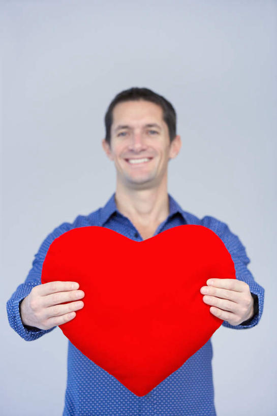 西方人,一个人,站,笑,微笑,露齿笑,竖图,室内,白天,正面,爱情,欧洲,欧洲人,仅一个男性,仅一个人,仅一个中年男性,握,灰色背景,服装,爱心,浪漫,拿,拿着,注视,休闲装,一个,衣服,红色,蓝色,观察,看,站着,休闲,温暖,温馨,心形,休闲服,恩爱,握着,摄影,服饰,影棚,单个,观看,和睦,察看,关注,男人,男性,中年男性,白种人,心型,站立,半身,彩图,影棚拍摄,拍摄,融洽