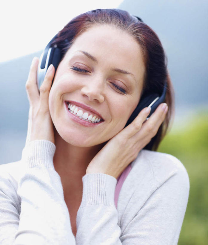 西方人,脸,头,脸颊,手,一个人,站,闭眼,笑,微笑,露齿笑,竖图,室外,特写,白天,正面,欧洲,欧洲人,双手,仅一个年轻女性,仅一个女性,仅一个人,握,服装,朦胧,模糊,棕色,拿,拿着,休闲装,肩膀,衣服,耳机,耳麦,站着,休闲,手部,休闲服,握着,服饰,麦克风,头戴式耳麦,年轻女性,女人,女性,白种人,头部,长发,直发,脸部,脸蛋,面部,闭眼睛,闭着眼,闭着眼睛,站立,半身,彩图,头戴式耳机