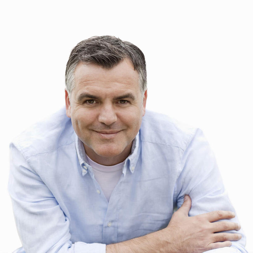 西方人,一个人,笑,微笑,方图,室内,白天,白色背景,正面,欧洲,欧洲人,仅一个男性,仅一个人,撑,弯腰,服装,注视,休闲装,衣服,观察,看,仅一个老年男性,休闲,休闲服,摄影,服饰,影棚,观看,察看,撑着,关注,弯身,老年男性,男人,男性,白种人,半身,彩图,影棚拍摄,拍摄