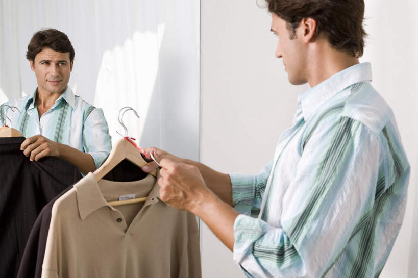 西方人,一个人,站,横图,室内,白天,侧面,镜子,衣架,欧洲,欧洲人,仅一个男性,仅一个人,握,阴影,服装,反射,影子,墙,棕色,拿,拿着,注视,休闲装,墙壁,墙面,仅一个年轻男性,衣服,绿色,穿衣镜,观察,看,站着,休闲,休闲服,握着,服饰,观看,镜像,察看,镜面,关注,光学,男人,男性,年轻男性,白种人,挂衣架,晾衣架,站立,半身,彩图