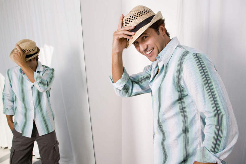 西方人,一个人,站,举,笑,微笑,露齿笑,横图,室内,白天,侧面,镜子,帽子,欧洲,欧洲人,仅一个男性,仅一个人,握,阴影,服装,反射,影子,墙,拿,拿着,扭头,注视,休闲装,墙壁,墙面,仅一个年轻男性,衣服,绿色,穿衣镜,观察,看,托,站着,转头,休闲,休闲服,握着,服饰,观看,镜像,察看,镜面,关注,光学,男人,男性,年轻男性,白种人,举起,举手,举着,向上举,向上伸,向上托,站立,半身,彩图