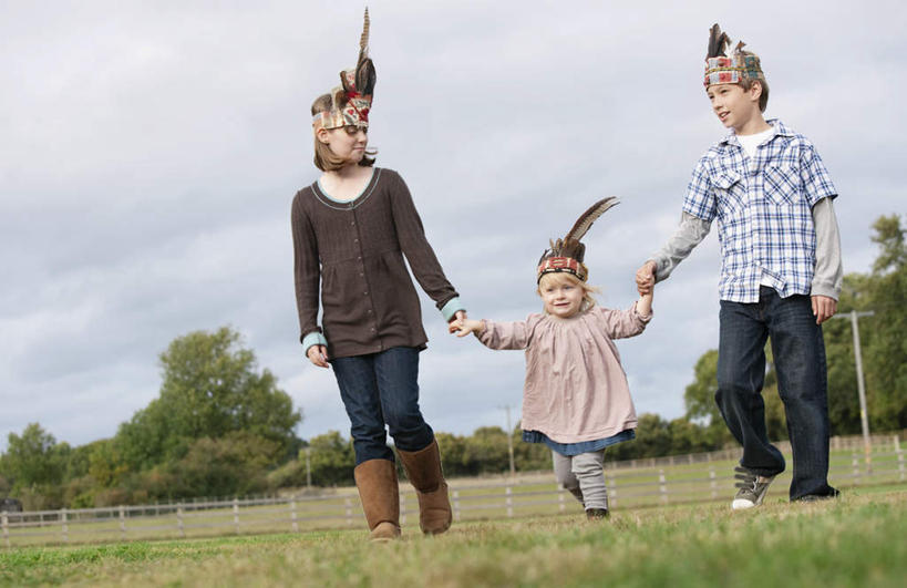 西方人,儿童,三个人,家庭,走,举,伸展双臂,握手,笑,微笑,露齿笑,横图,室外,白天,仰视,纯洁,草地,草坪,植物,帽子,羽毛,欧洲,欧洲人,阴影,服装,朦胧,模糊,轻盈,柔软,装饰,光线,影子,云,云朵,云彩,扭头,注视,休闲装,草,树,树木,小孩,衣服,蓝色,绿色,白云,蓝天,天空,阳光,自然,发饰,饰品,天,低头,观察,看,托,转头,休闲,温暖,温馨,一家人,休闲服,可爱,童年,童趣,服饰,生长,晴朗,成长,观看,和睦,察看,关注,童真,烂漫,无邪,配饰,轻柔,三顶,垂头,天真,男孩,男人,男性,女孩,女人,女性,白种人,晴空,步行,搀手,敞开双臂,举起,举手,举着,拉手,散步,伸开双臂,手搀手,手拉手,手牵手,手握手,向上举,向上伸,向上托,展开双肩,张开手臂,张开双臂,走路,彩图,低角度拍摄,全身,酋长帽,印第安帽,羽毛帽,融洽,男生,女生