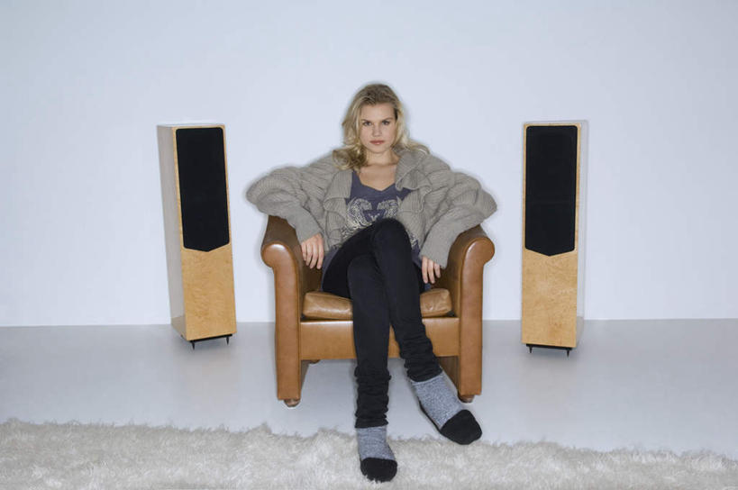 西方人,一个人,坐,横图,室内,白天,正面,地毯,椅子,欧洲,欧洲人,仅一个年轻女性,仅一个女性,仅一个人,服装,装饰,编织,手工艺品,墙,音响,织物,二郎腿,注视,休闲装,墙壁,墙面,两个,衣服,蓝色,工艺品,观察,看,休闲,休闲服,搭,服饰,观看,华丽,修饰,点缀,察看,搭着,关注,衬托,美观,雅致,雅观,声响,年轻女性,女人,女性,白种人,坐着,彩图,全身