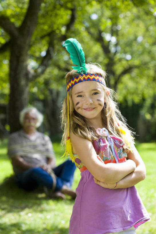 西方人,儿童,老年人,两个人,家庭,祖父,站,坐,笑,双手交叉,微笑,竖图,室外,白天,正面,纯洁,草地,草坪,树林,植物,帽子,羽毛,欧洲,欧洲人,阴影,服装,轻盈,柔软,装饰,光线,影子,注视,休闲装,草,树,树木,小孩,衣服,绿色,阳光,自然,发饰,饰品,观察,看,站着,休闲,温暖,温馨,一家人,休闲服,可爱,童年,童趣,服饰,生长,爷爷,成长,观看,祖孙,和睦,察看,双手抱胸,关注,童真,烂漫,无邪,配饰,外孙女,外公,外祖父,轻柔,天真,老年男性,男人,男性,女孩,白种人,孩子,孙女,站立,坐着,半身,彩图,酋长帽,印第安帽,羽毛帽,融洽,女生