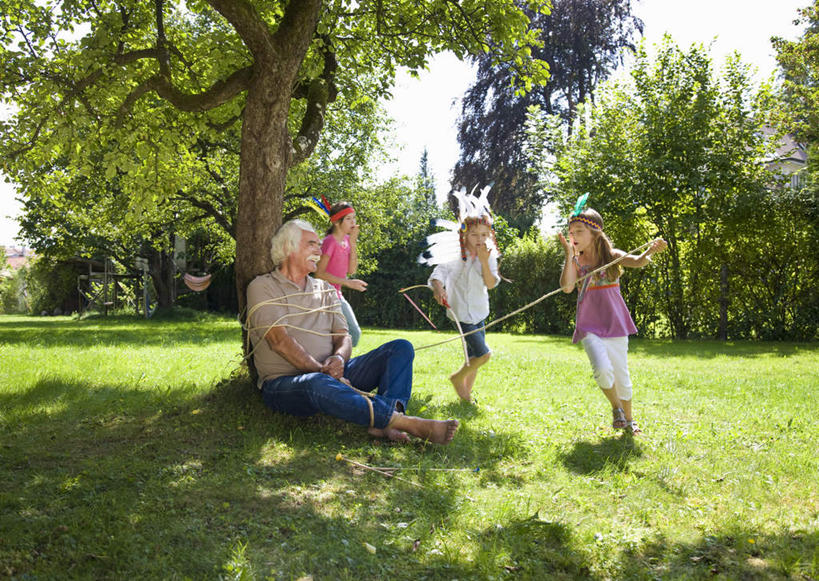 西方人,儿童,老年人,四个人,家庭,祖父,站,坐,横图,室外,白天,正面,纯洁,草地,草坪,树林,植物,帽子,羽毛,欧洲,欧洲人,握,阴影,服装,轻盈,柔软,装饰,光线,影子,拿,拿着,注视,休闲装,草,树,树木,小孩,衣服,绿色,阳光,自然,发饰,饰品,观察,看,站着,休闲,温暖,温馨,一家人,休闲服,可爱,童年,童趣,握着,服饰,生长,爷爷,成长,观看,祖孙,和睦,察看,关注,童真,烂漫,无邪,配饰,外孙女,外公,外祖父,外孙,外孙子,轻柔,天真,老年男性,男孩,男人,男性,女孩,女人,女性,白种人,孩子,孙女,孙子,站立,坐着,彩图,全身,酋长帽,印第安帽,羽毛帽,融洽,男生,女生