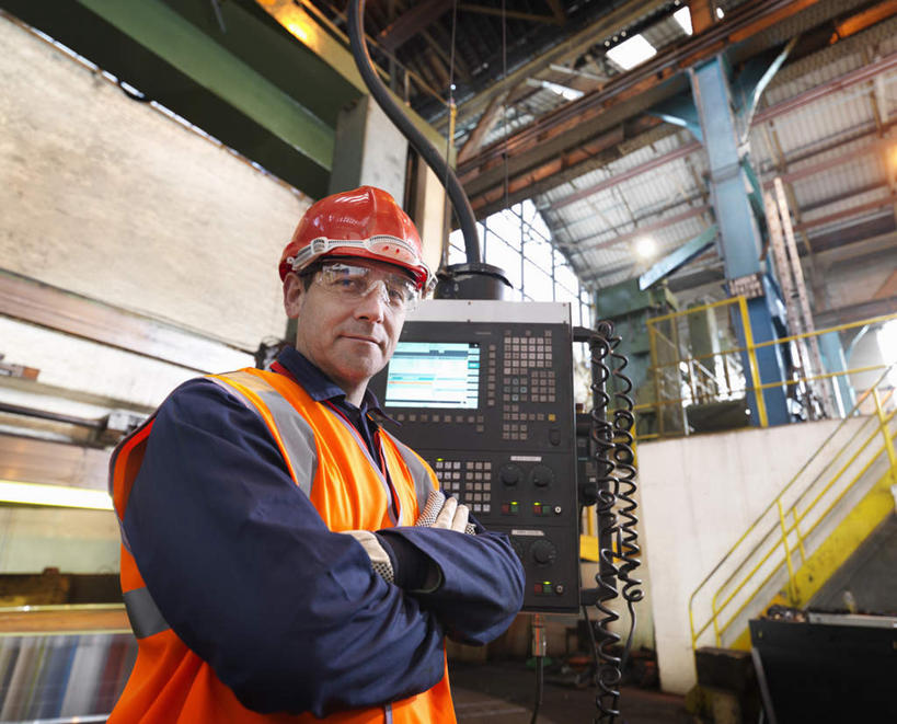 西方人,一个人,机修工,工厂,站,双手交叉,横图,室内,白天,侧面,工作服,制服,安全,机器,帽子,欧洲,欧洲人,仅一个男性,仅一个人,仅一个中年男性,头盔,眼镜,防护,注视,工人,安全帽,手套,观察,看,站着,机械,观看,护目镜,保护,察看,双手抱胸,关注,保险,保全,周全,安稳,安定,防护手套,安全防护眼镜,工作制服,平安,男人,男性,中年男性,白种人,机械师,机修工人,站立,半身,彩图,工作套服,工地,制造厂,安全服,反光背心,反光服,反光衣,防护眼镜