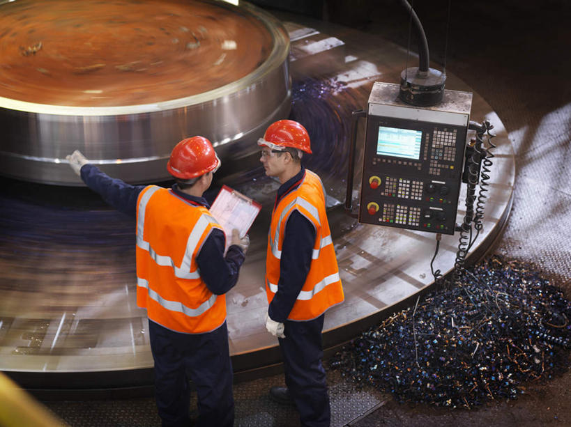 西方人,工厂,站,说,横图,俯视,室内,白天,工作服,制服,讨论,安全,机器,帽子,欧洲,欧洲人,握,材料,档案,头盔,文件,纸,防护,拿,拿着,注视,安全帽,手稿,手套,资料,观察,看,站着,机械,握着,观看,保护,证明,察看,关注,文档,保险,车床,保全,周全,安稳,安定,防护手套,工作制服,交流,平安,白种人,沟通,讲话,交谈,商讨,说话,谈话,站立,半身,彩图,高角度拍摄,工作套服,工地,制造厂,安全服,反光背心,反光服,反光衣